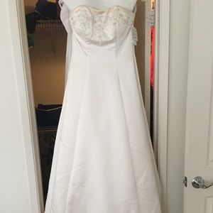 Bnwt size 4 wedding gown